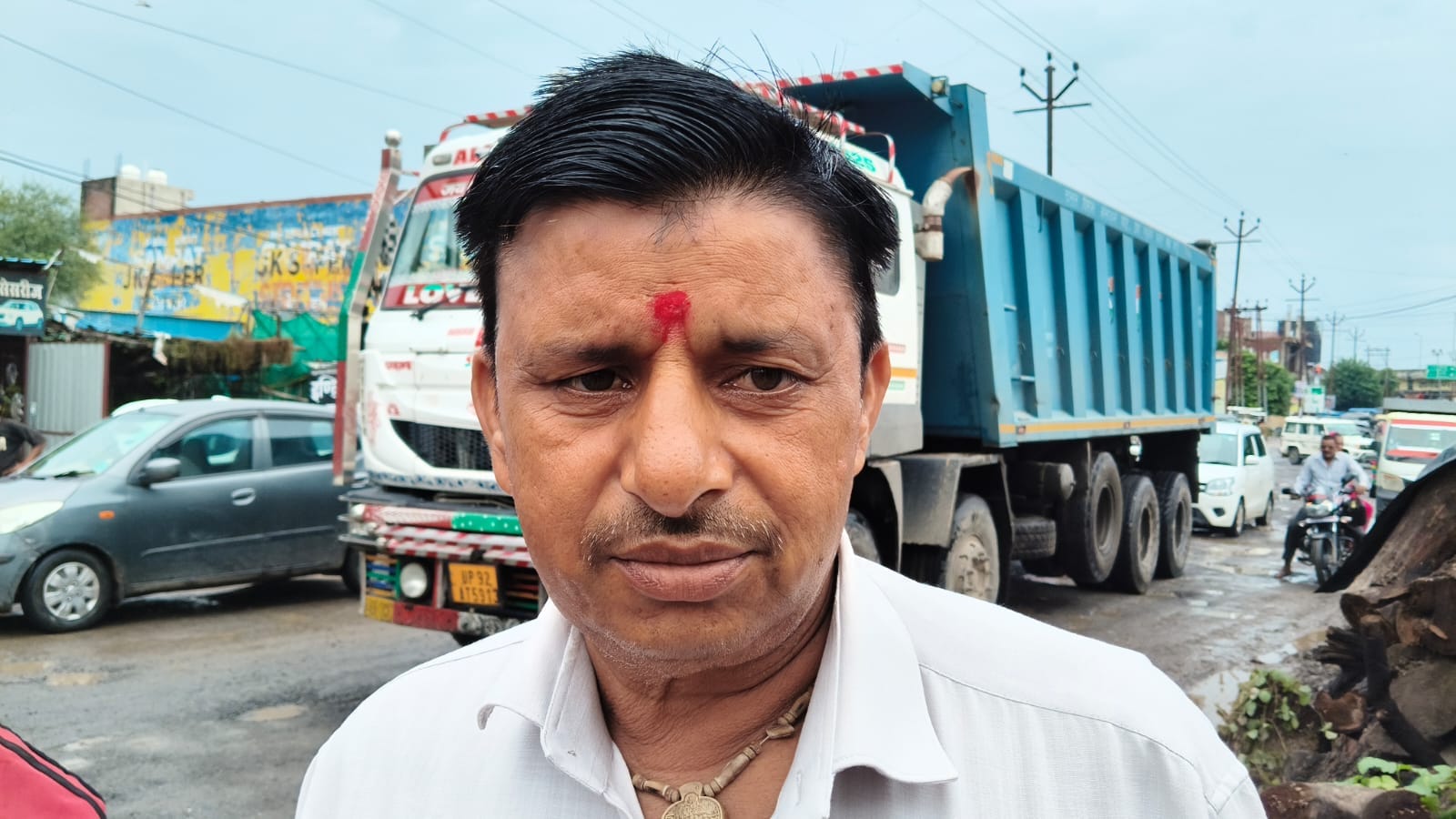 औरैया-जालौन मार्ग पर हुए गड्ढों के बीच निकलते वाहन। संवाद औरैया-जालौन मार्ग पर हुए गड्ढों के बीच निकलते वाहन। संवाद