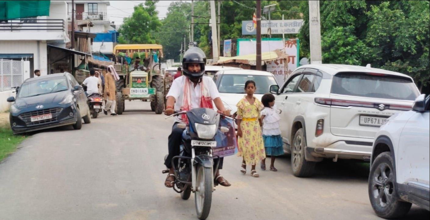 पीडीडीयू नगर स्थित पीपी सेंटर के गेट पर खड़े वाहन। संवाद पीडीडीयू नगर स्थित पीपी सेंटर के गेट पर खड़े वाहन। संवाद