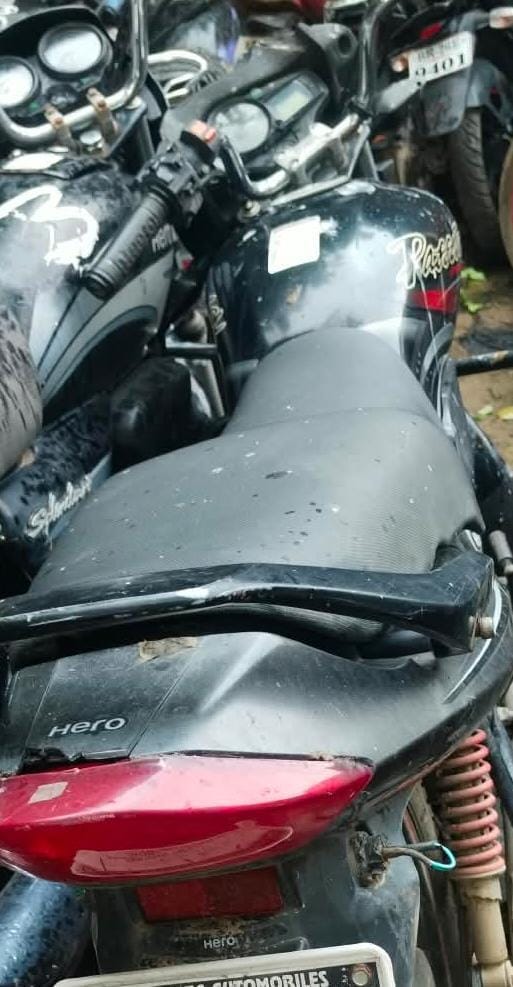 पुलिस के गिरफ्त में गिरोह व चोरी की बाइक के बरामद पुर्जे