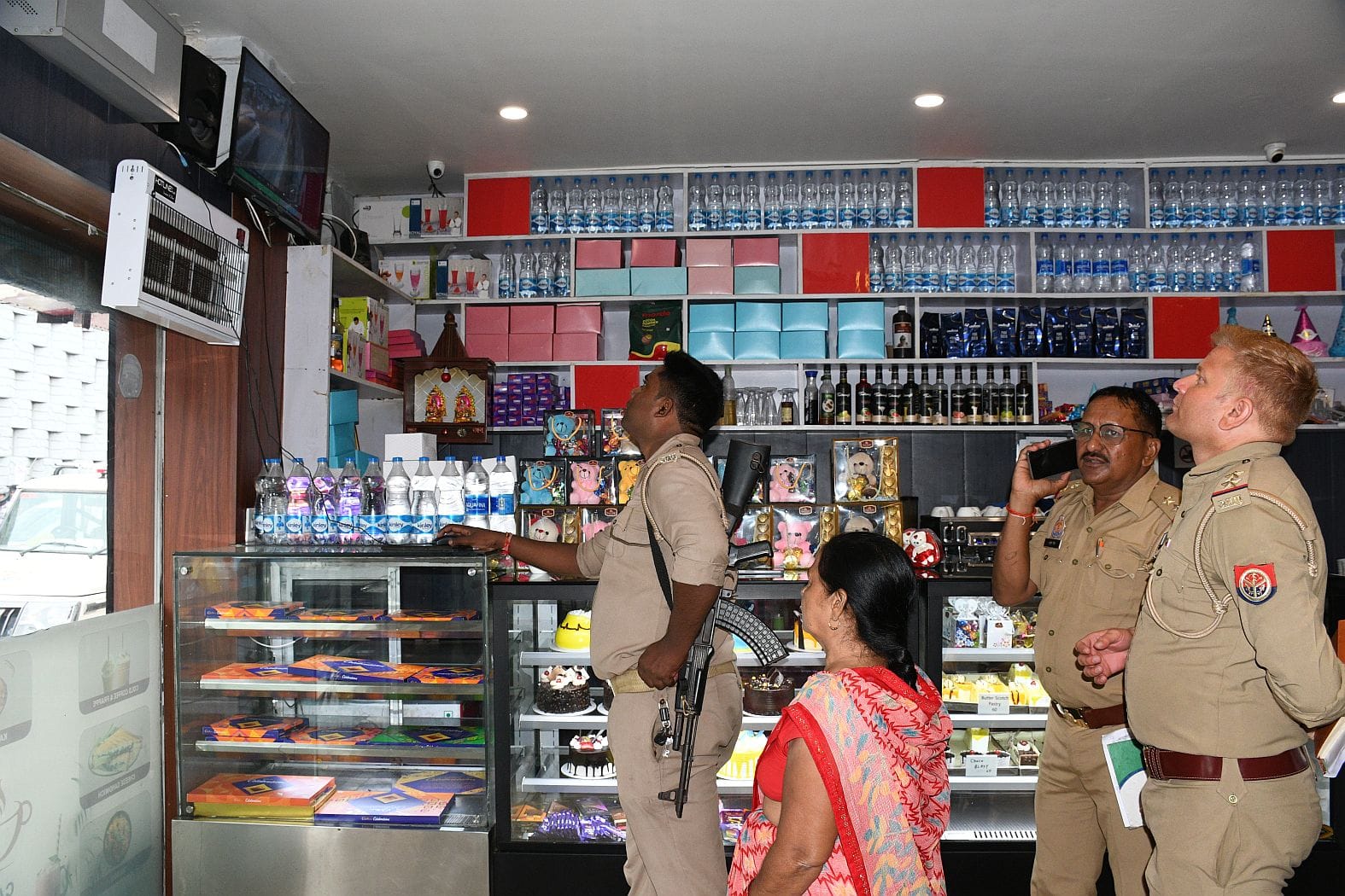 पॉलीटेक्निक चौराहा स्थित रेस्टोरेंट में पीड़िता के साथ सीसीटीवी फुटेज चेक करती पुलिस पॉलीटेक्निक चौराहा स्थित रेस्टोरेंट में पीड़िता के साथ सीसीटीवी फुटेज चेक करती पुलिस