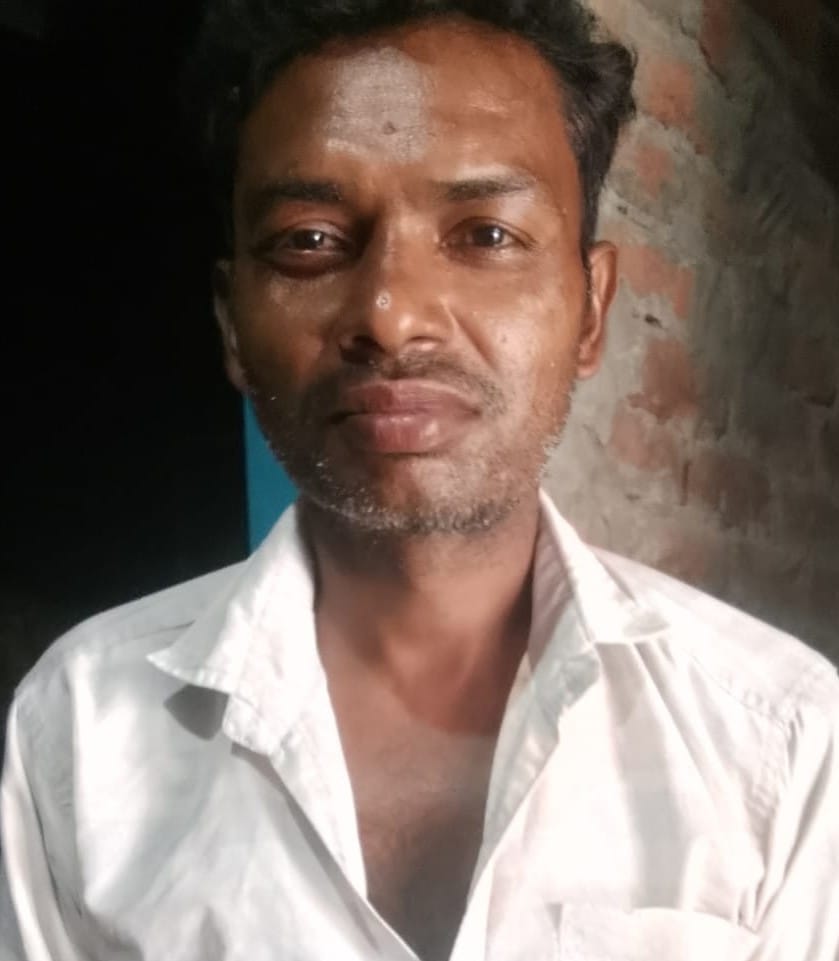 पोस्टमार्टम हाउस के बाहर मौजूद मृतक बजरंगी के परिजन। संवाद पोस्टमार्टम हाउस के बाहर मौजूद मृतक बजरंगी के परिजन। संवाद