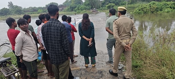 रहीमाबाद के झाऊ बेरिया गांव में पुलिया के ऊपर से उफनाता नाला रहीमाबाद के झाऊ बेरिया गांव में पुलिया के ऊपर से उफनाता नाला