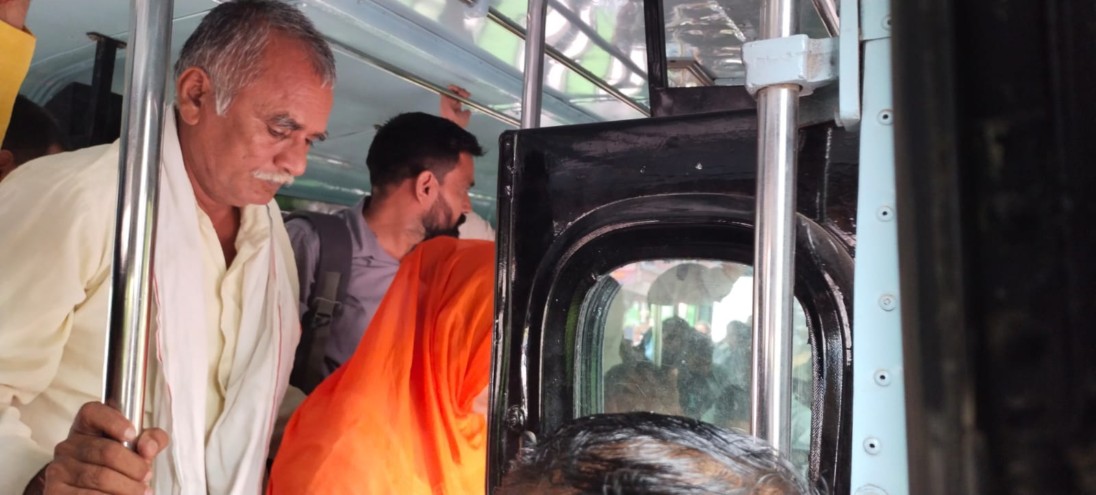रेवाड़ी डिपो में अधिकांश बूथों पर खड़ी निजी बसें। संवाद रेवाड़ी डिपो में अधिकांश बूथों पर खड़ी निजी बसें। संवाद