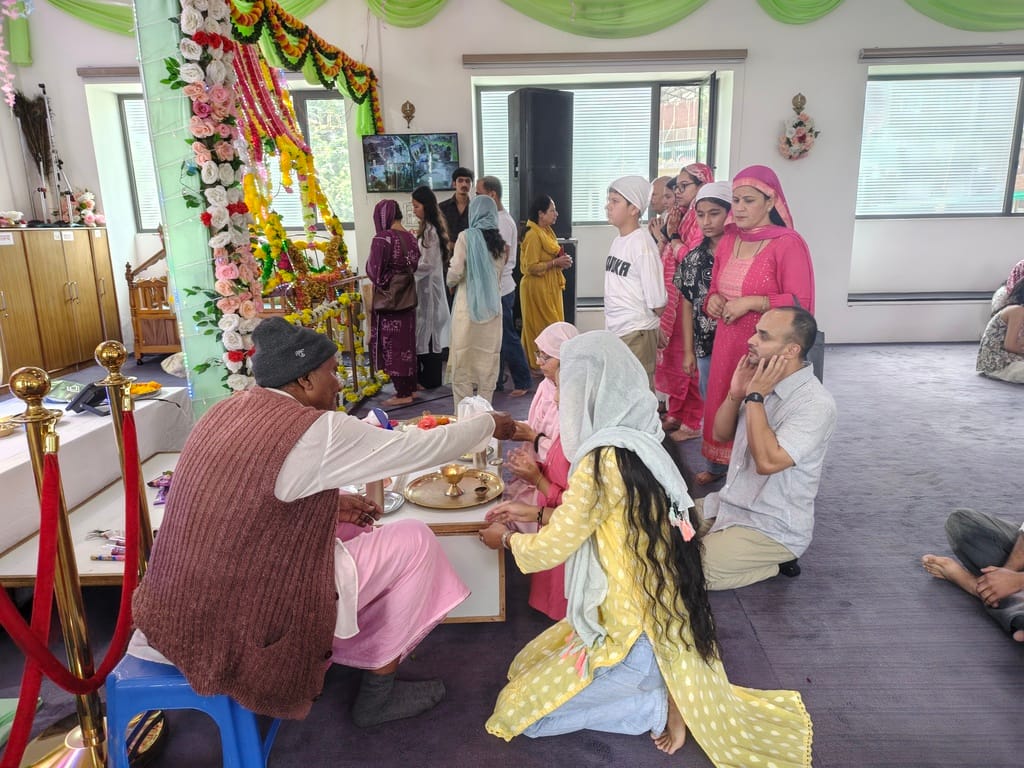 राॅयल लिटल स्कूल सोलन में जन्माष्टमी के उपलक्ष्य में आयोजित कार्यक्रम के दौरान मौजूद बच्चे। स्र राॅयल लिटल स्कूल सोलन में जन्माष्टमी के उपलक्ष्य में आयोजित कार्यक्रम के दौरान मौजूद बच्चे। स्र