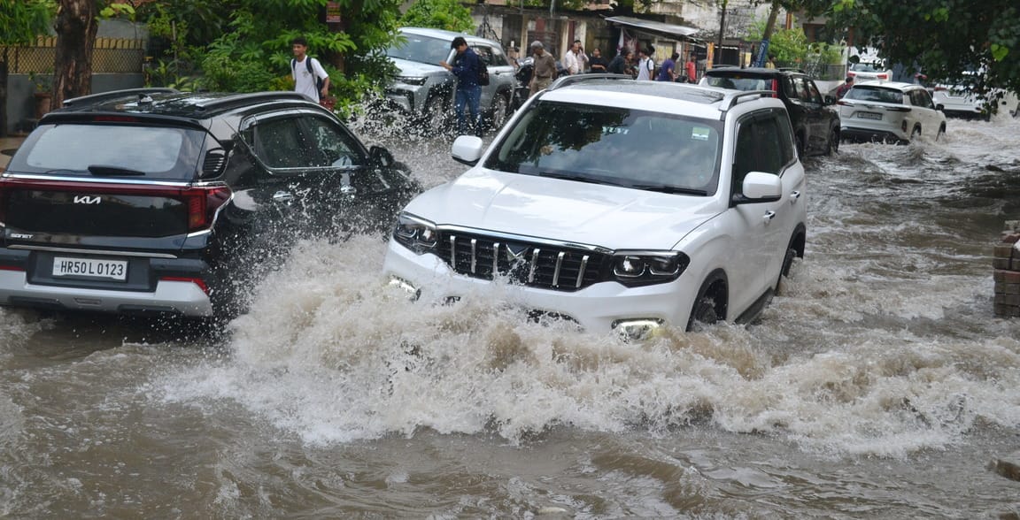 सेक्टर 13 की कालड़ा माकेंट में भरा बारिश का पानी। संवाद