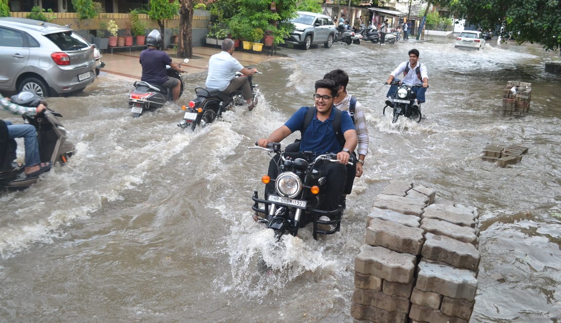 सेक्टर 13 की कालड़ा माकेंट में भरा बारिश का पानी। संवाद