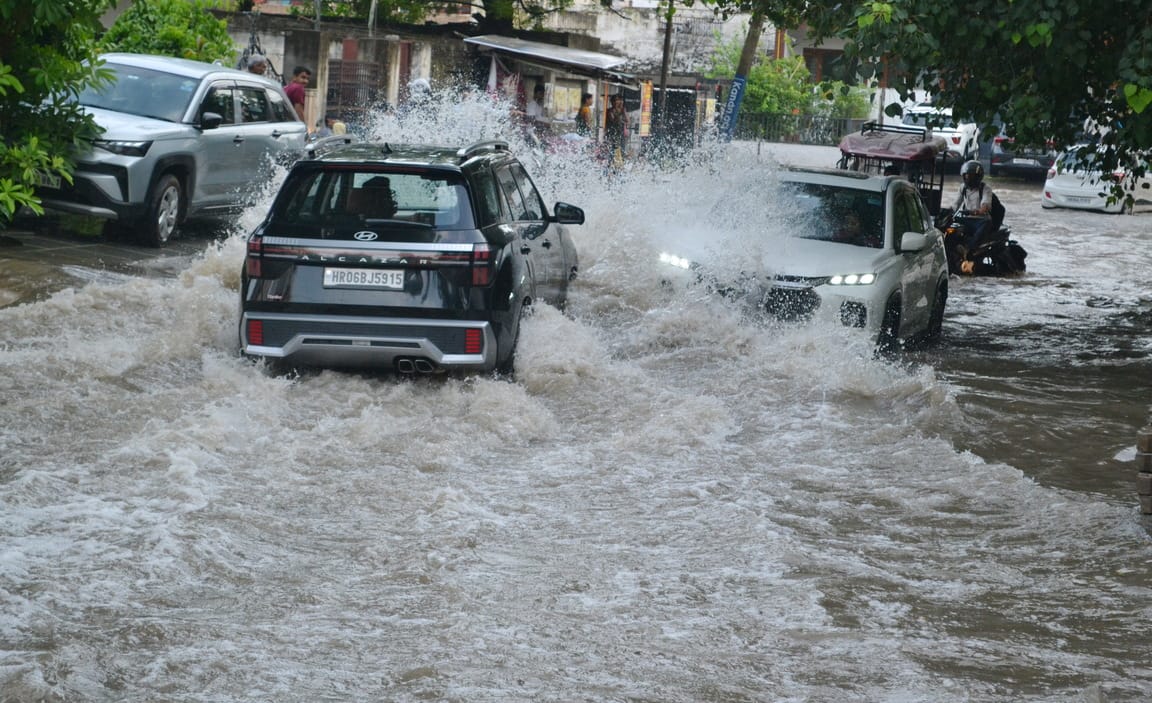 सेक्टर 13 की कालड़ा माकेंट में भरा बारिश का पानी। संवाद