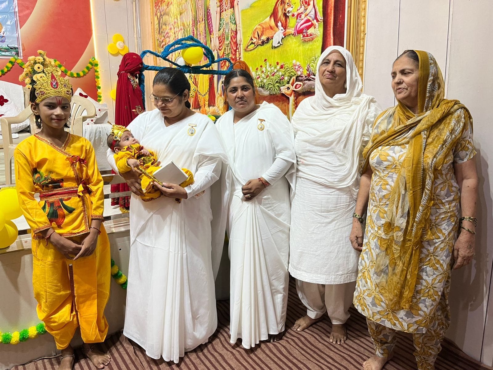सुख-शांति भवन में जन्माष्टमी कार्यक्रम के दौरान नन्हे कन्हैया को झूला झुलाते श्रद्धालु एवं ब्रह सुख-शांति भवन में जन्माष्टमी कार्यक्रम के दौरान नन्हे कन्हैया को झूला झुलाते श्रद्धालु एवं ब्रह