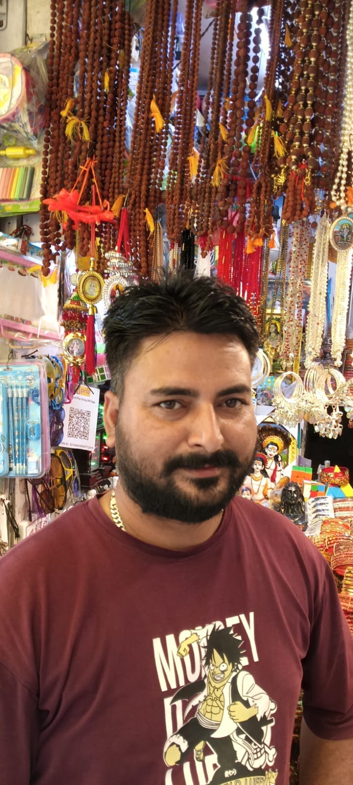 सुनील शर्मा स्थानीय रोट प्रसाद विक्रेता।