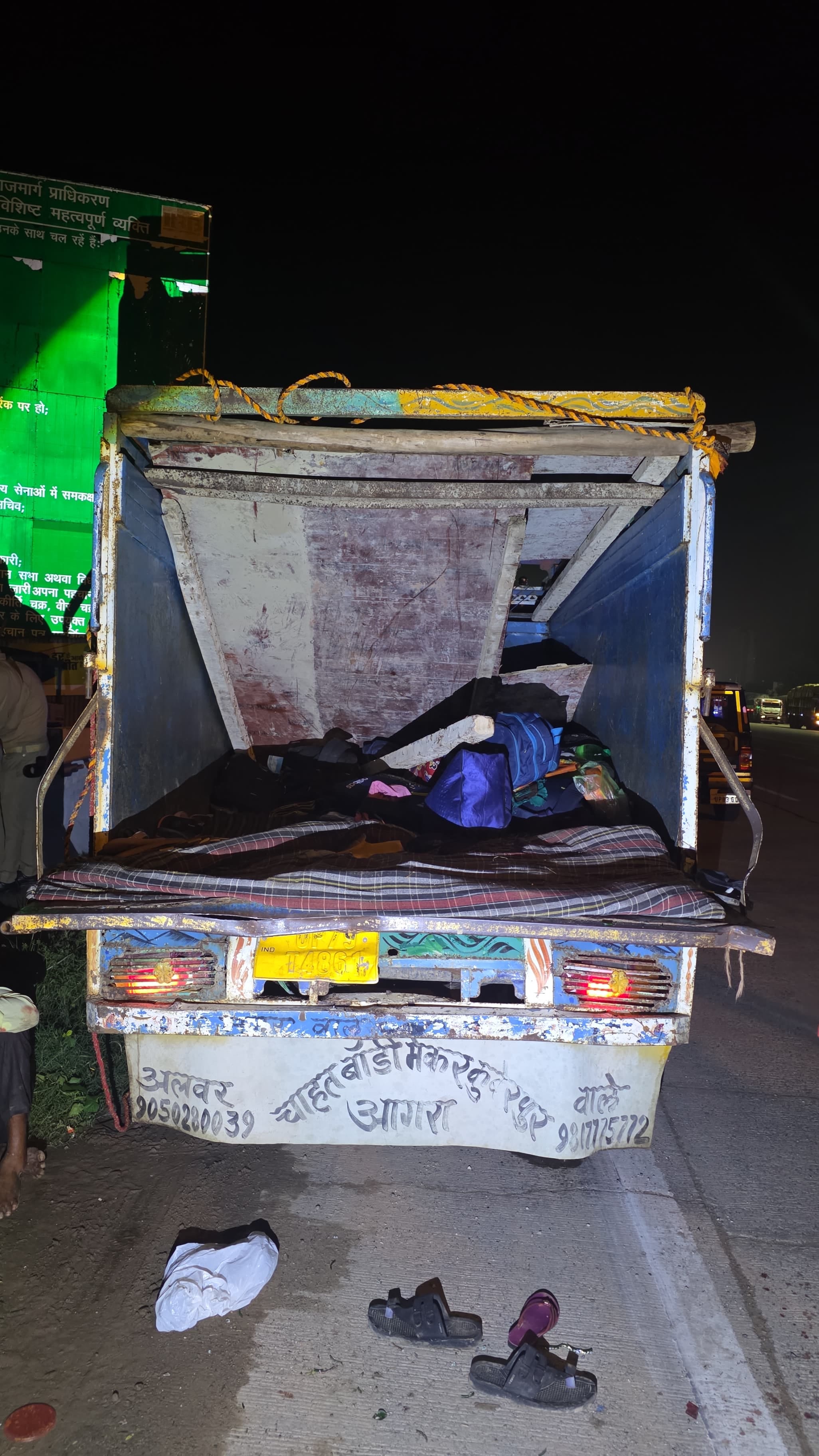 सिरसागंज। हादसे में दुर्घटना के बाद फरार हुआ ट्रक चालक सिरसागंज। हादसे में दुर्घटना के बाद फरार हुआ ट्रक चालक