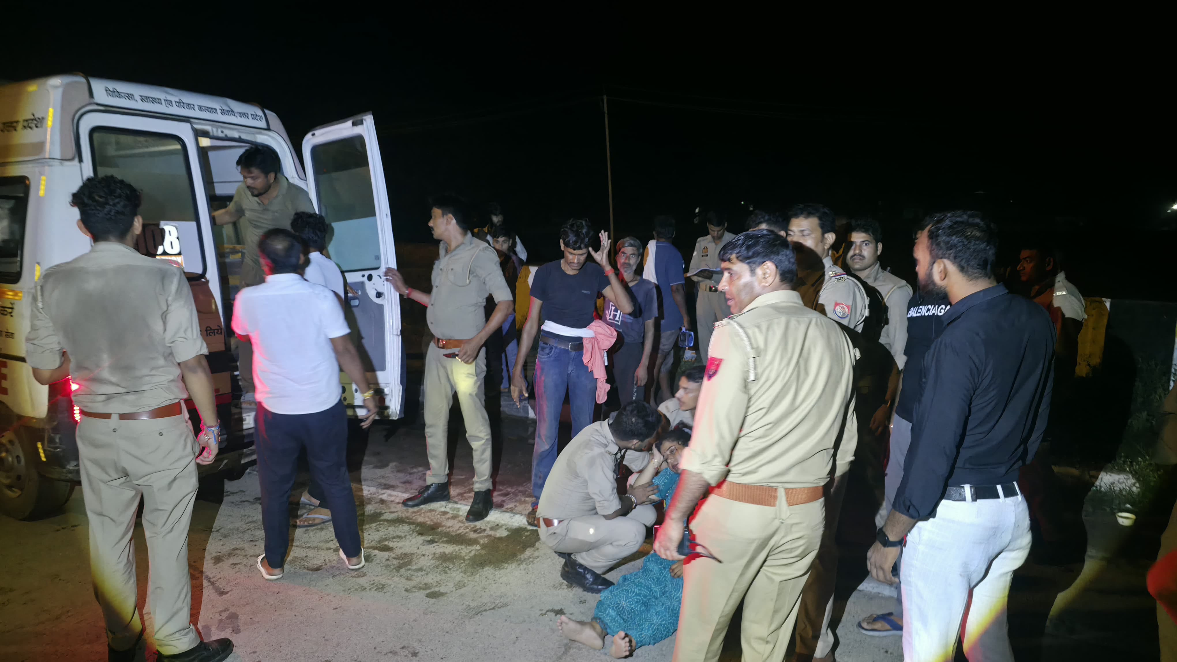 सिरसागंज। हादसे में दुर्घटना के बाद फरार हुआ ट्रक चालक सिरसागंज। हादसे में दुर्घटना के बाद फरार हुआ ट्रक चालक