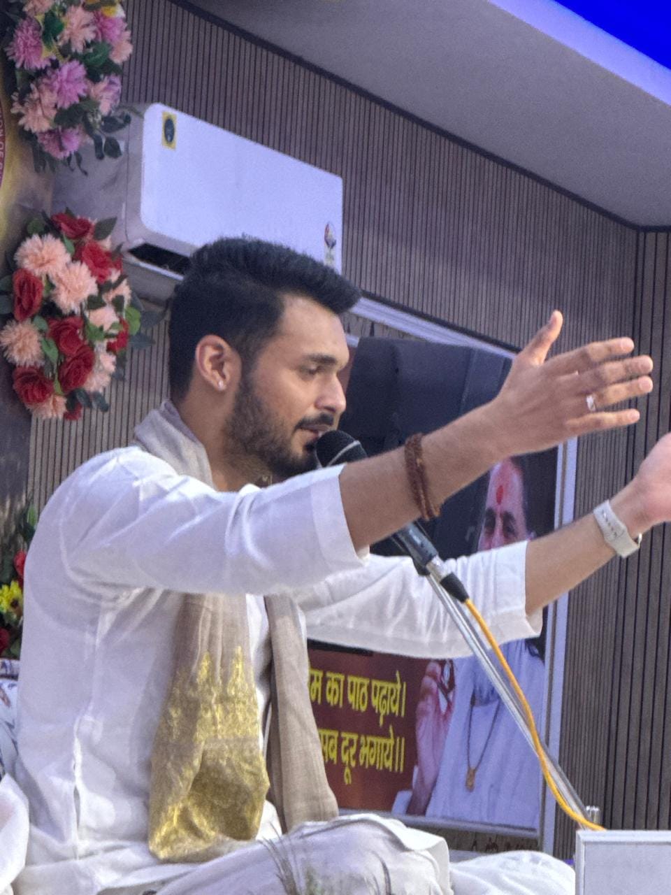 शहर के सेक्टर-आठ स्थित श्रीकृष्ण कृपा गीता मंदिर में आयोजित श्रीमद्भागवत कथा के दौरान आरती करते शहर के सेक्टर-आठ स्थित श्रीकृष्ण कृपा गीता मंदिर में आयोजित श्रीमद्भागवत कथा के दौरान आरती करते