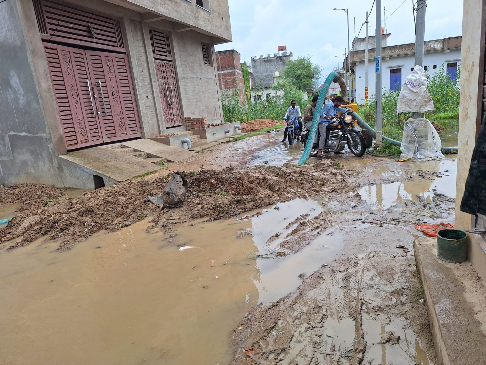 शहर के दिबियापुर रोड पर हुए जलभराव के बीच निकलते वाहन। संवाद