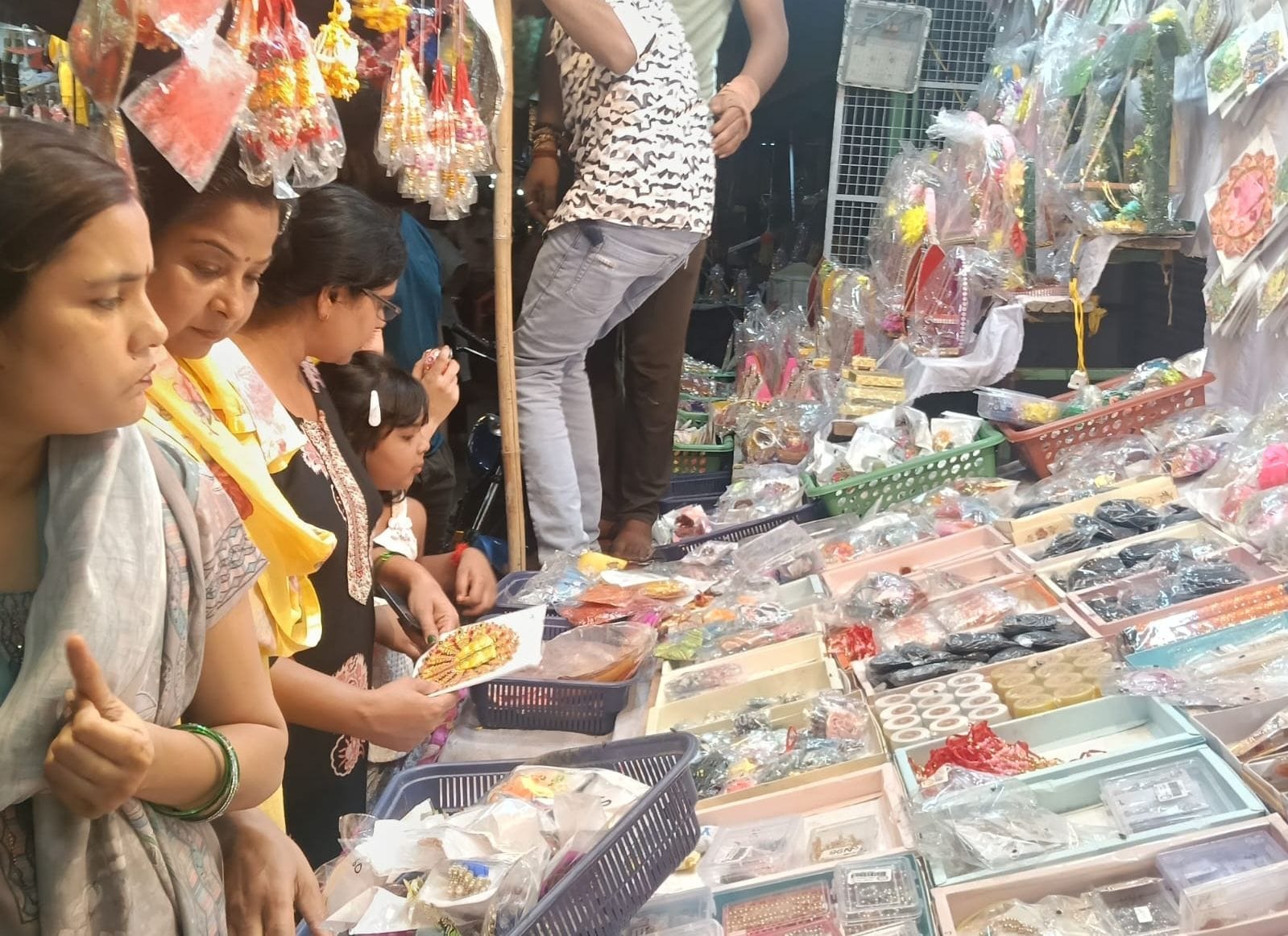 शहर में बड़ा बाजार में पोशाक की खरीदारी करते ग्राहक। संवाद