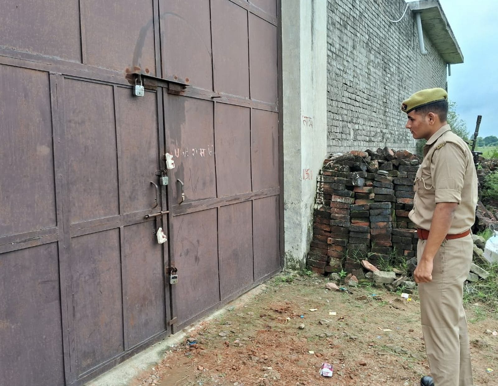 शहर स्थित जय मां ट्रेडर्स पर मिला क्षमता अधिक बारूद प्रशासन ने किया सील। संवाद