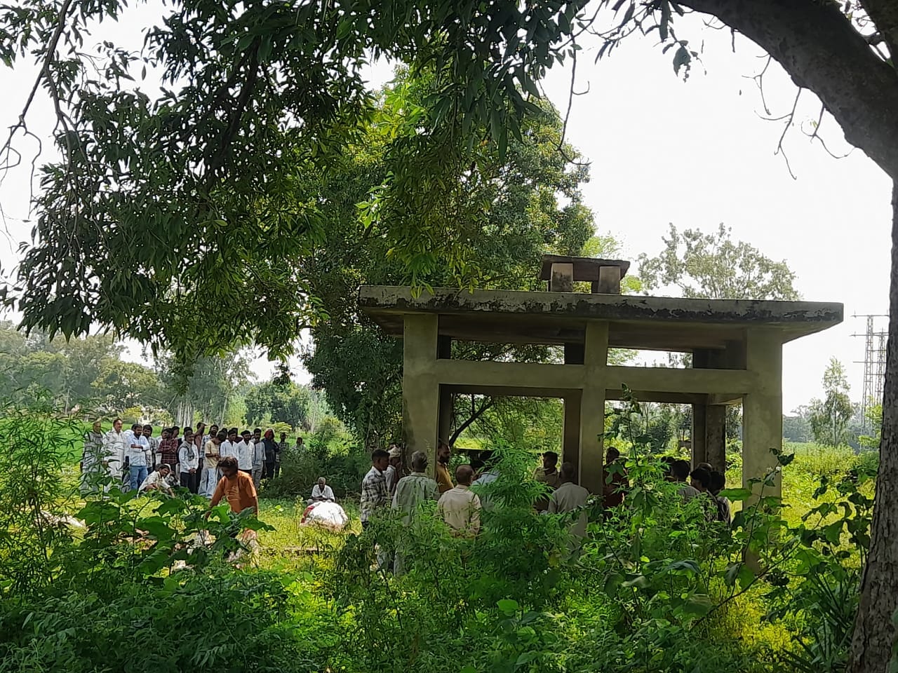 श्मशान घाट में उगी झड़ियों के बीच अंतिम संस्कार करने पहुंचे लोग। संवाद