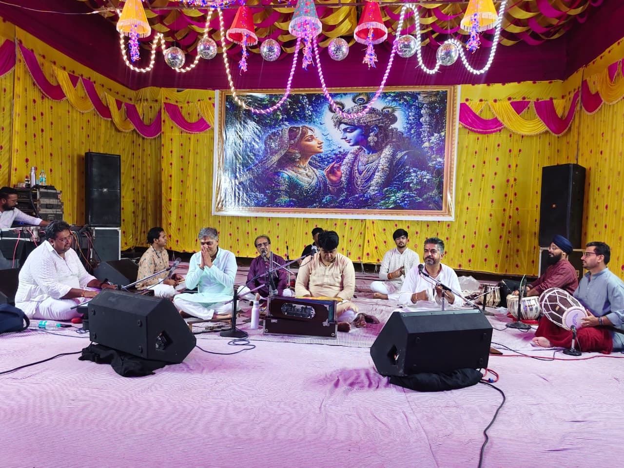 श्री सनातन धर्म मंदिर मॉडल टाउन में संकीर्तन संध्या में सजे श्रीकृष्ण-राधे। स्रोत : मंदिर
