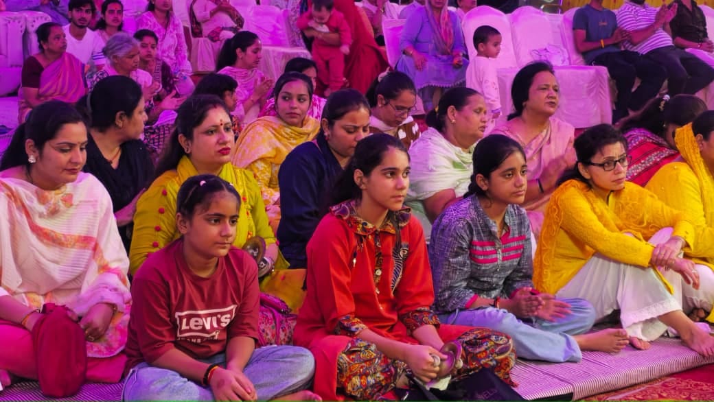 श्री सनातन धर्म मंदिर मॉडल टाउन में संकीर्तन संध्या में सजे श्रीकृष्ण-राधे। स्रोत : मंदिर