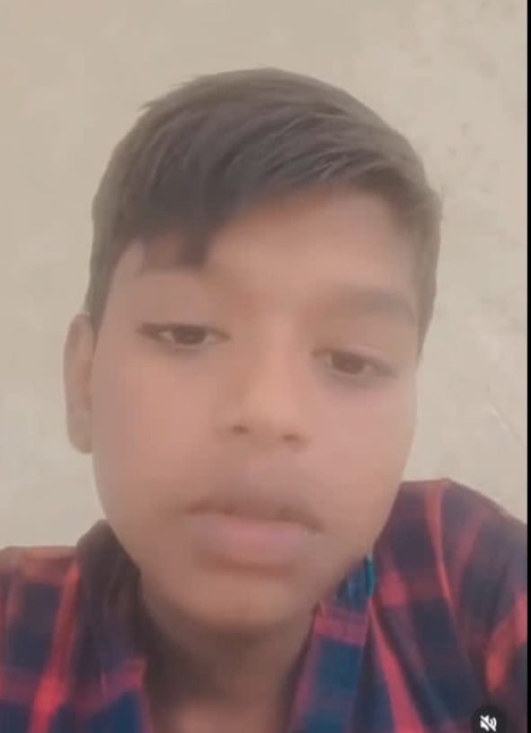 तालाब में डूबे दोनों किशोर व मौके पर जुटी भीड़। तालाब में डूबे दोनों किशोर व मौके पर जुटी भीड़।