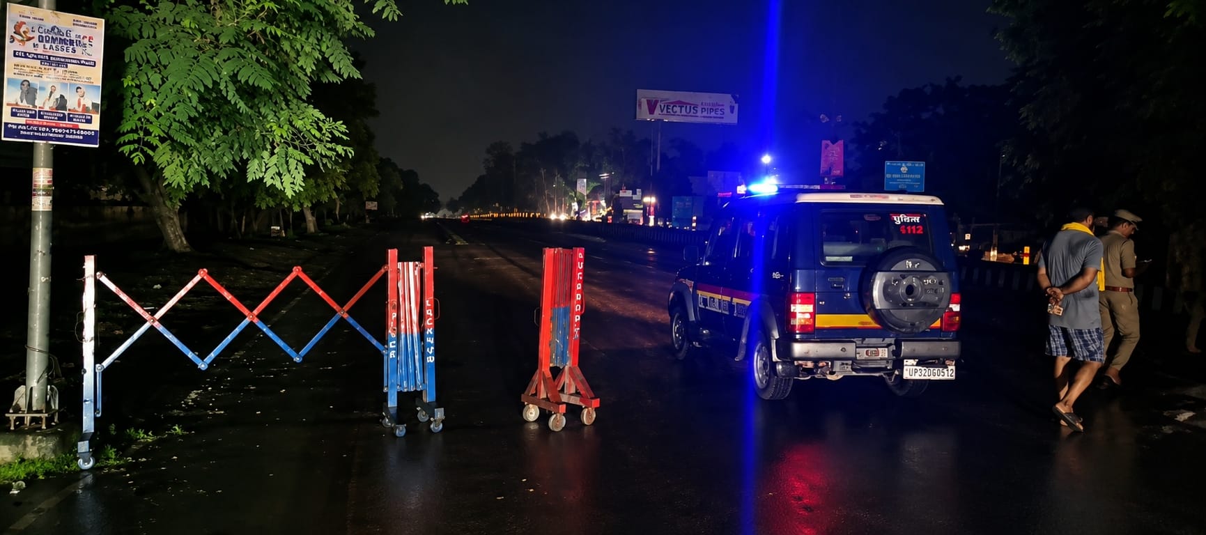 दुबग्गा चौराहे पर आईआईएम रोड जाम कर प्रदर्शन करते लोग।