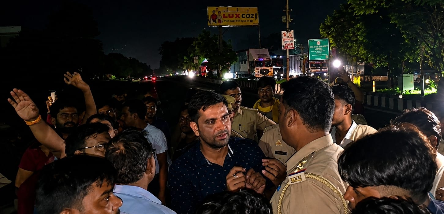 दुबग्गा चौराहे पर आईआईएम रोड जाम कर प्रदर्शन करते लोग।