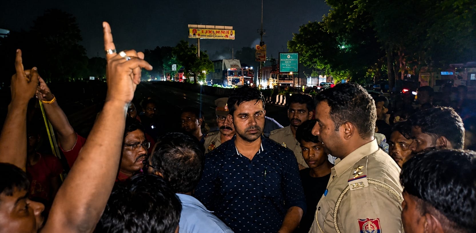 दुबग्गा चौराहे पर आईआईएम रोड जाम कर प्रदर्शन करते लोग।