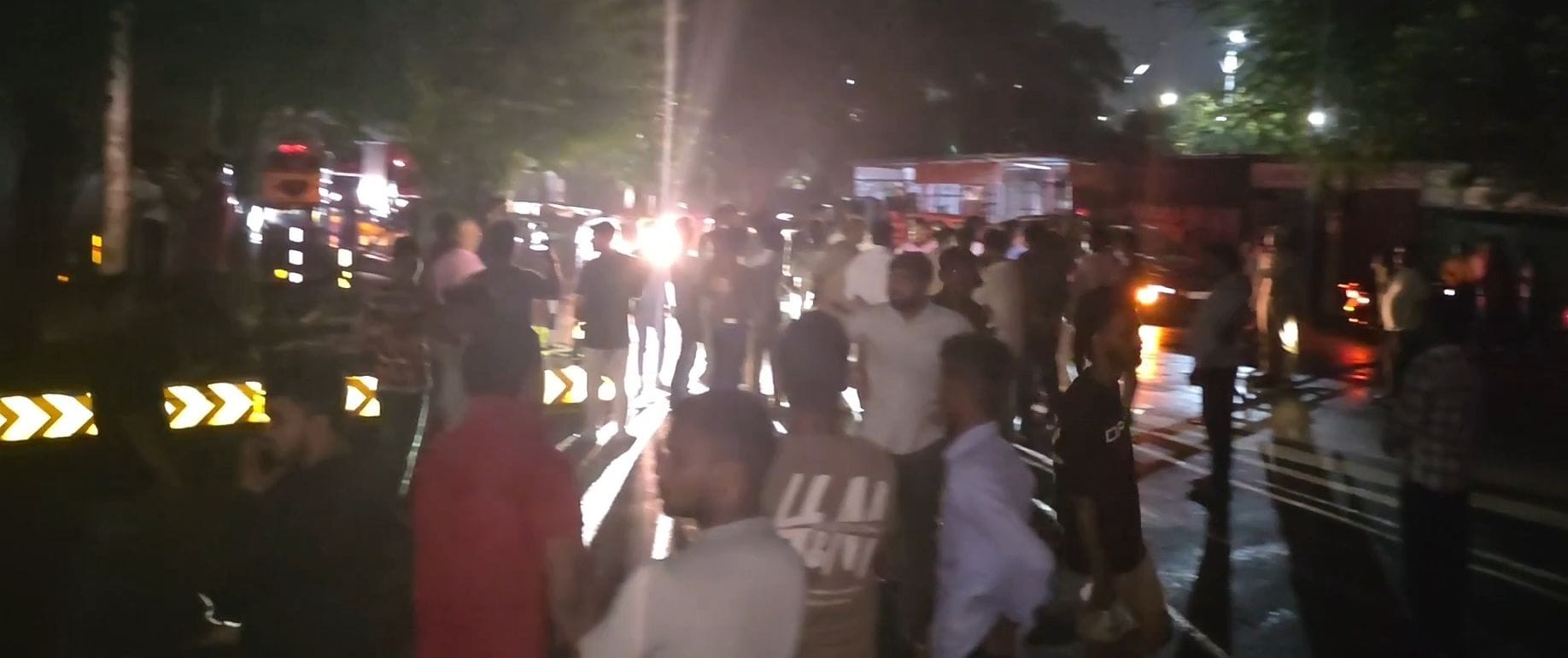 दुबग्गा चौराहे पर आईआईएम रोड जाम कर प्रदर्शन करते लोग।