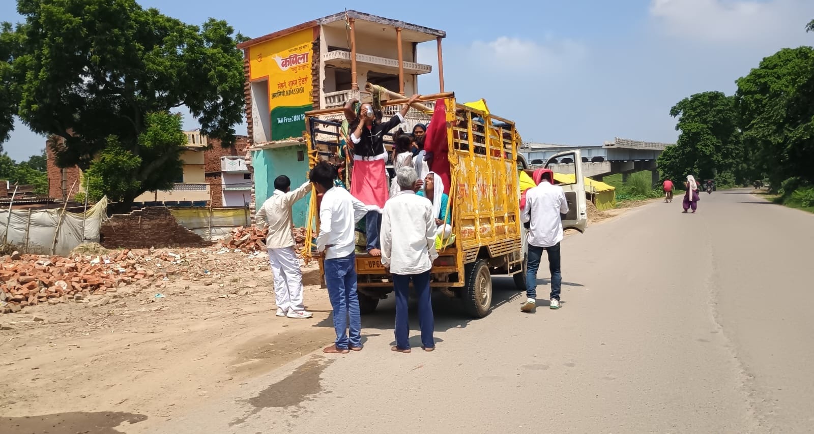 वाराणसी-गोरखपुर फोरलेन पर मरदह गांव के पास मालवाहक वाहन से आवागमन करते लोग। संवाद वाराणसी-गोरखपुर फोरलेन पर मरदह गांव के पास मालवाहक वाहन से आवागमन करते लोग। संवाद