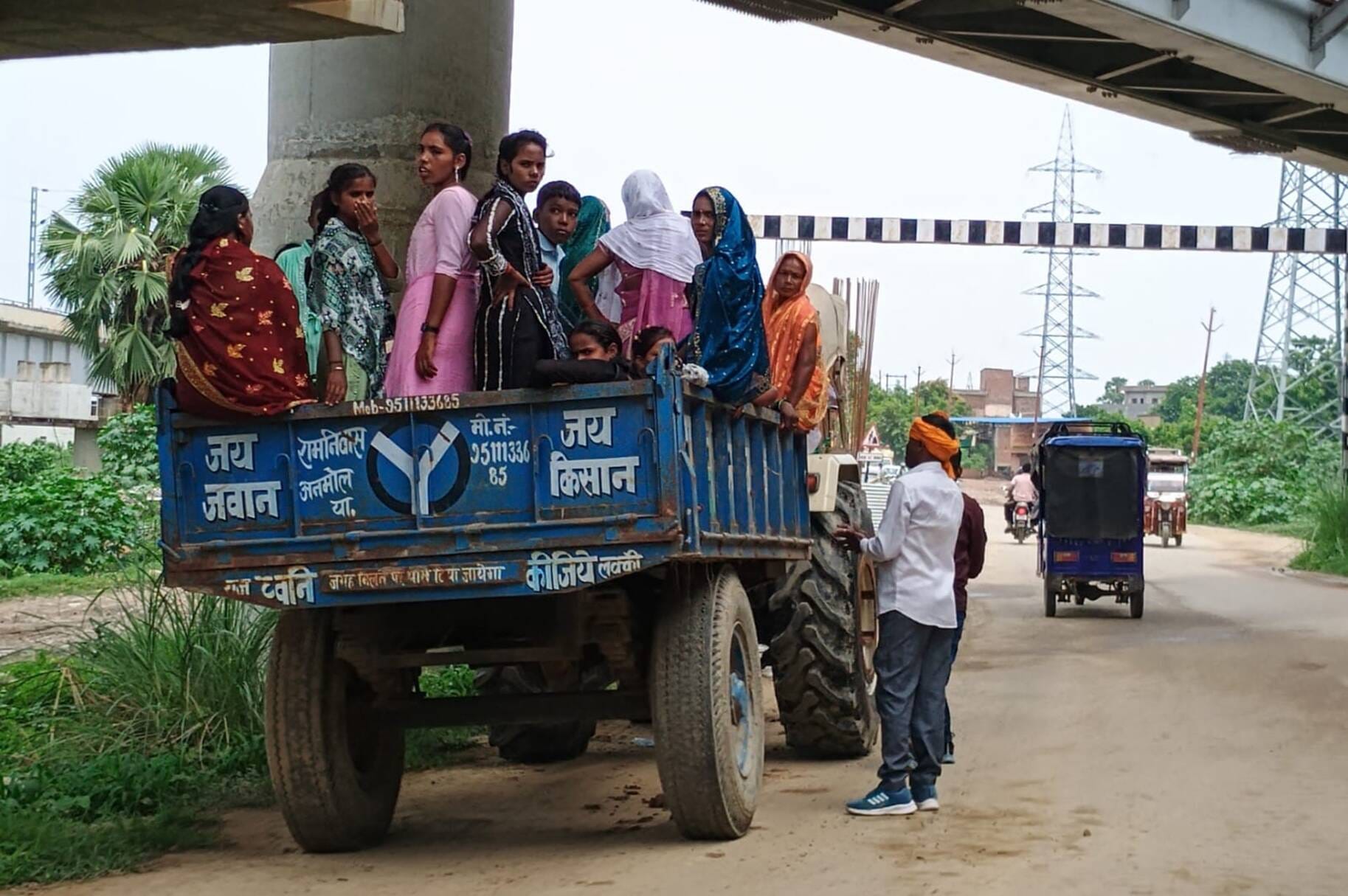 वाराणसी-गोरखपुर फोरलेन पर मरदह गांव के पास मालवाहक वाहन से आवागमन करते लोग। संवाद वाराणसी-गोरखपुर फोरलेन पर मरदह गांव के पास मालवाहक वाहन से आवागमन करते लोग। संवाद