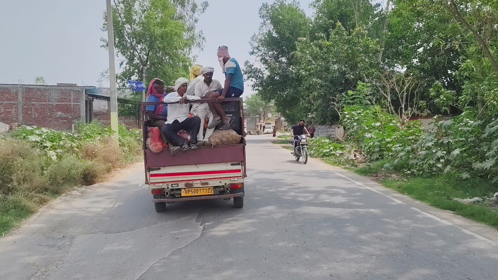 वाराणसी-गोरखपुर फोरलेन पर मरदह गांव के पास मालवाहक वाहन से आवागमन करते लोग। संवाद वाराणसी-गोरखपुर फोरलेन पर मरदह गांव के पास मालवाहक वाहन से आवागमन करते लोग। संवाद