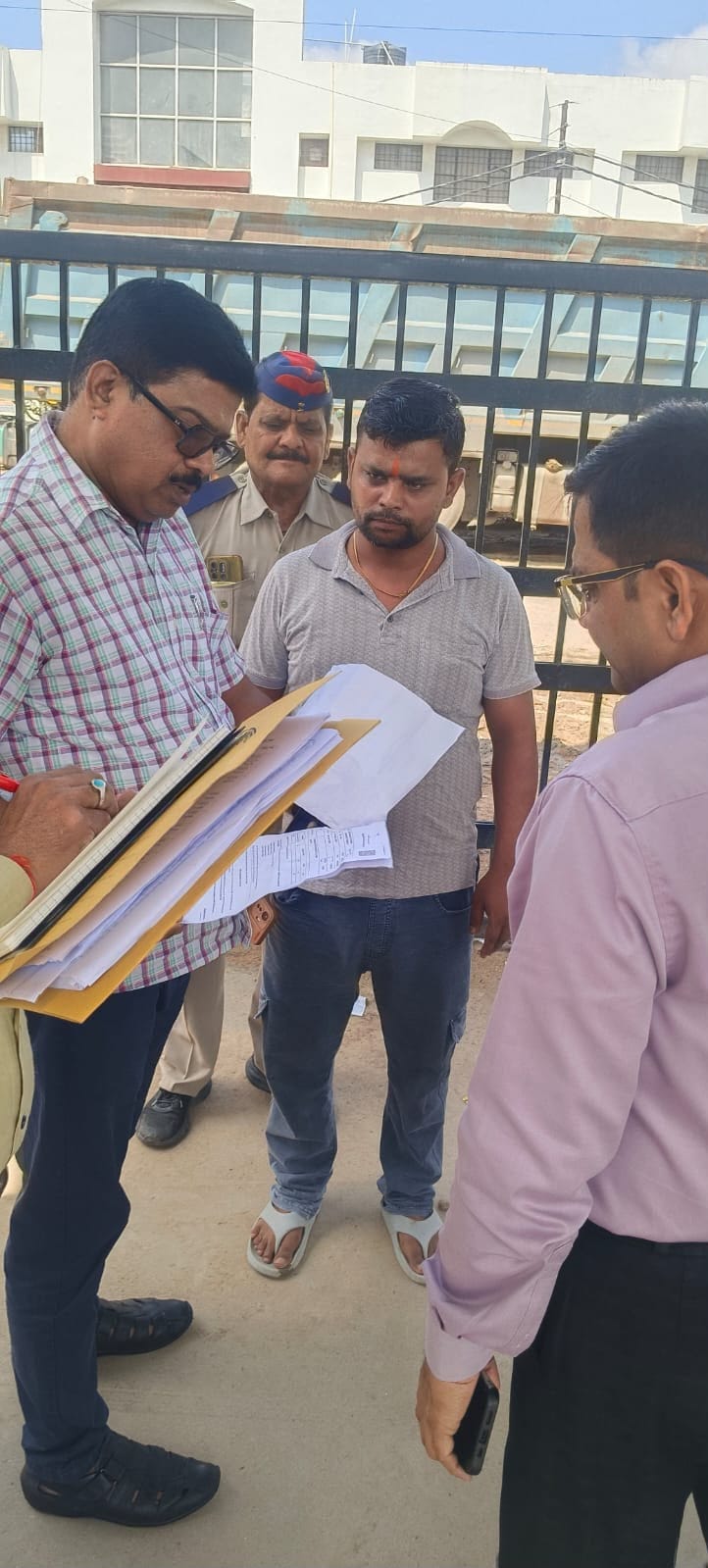 आरटीओ-एआरटीओ में छापेमारी, दलाल फरार, पांच कर्मी अनुपस्थित
