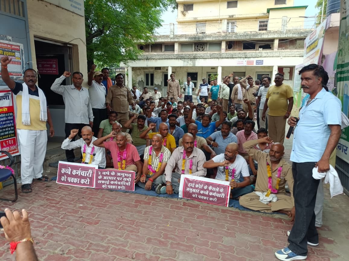 अंबाला छावनी में नगर परिषद के गेट पर मुंडन करवाते कर्मचारी। संवाद अंबाला छावनी में नगर परिषद के गेट पर मुंडन करवाते कर्मचारी। संवाद