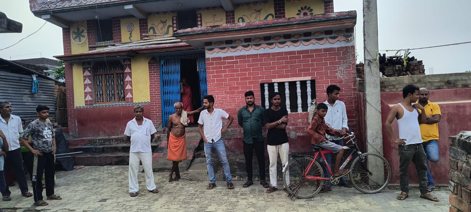 भलुही गांव के लापता नथुनी प्रसाद के दरवाजे पर बैठकर इंतजार करते परिजन व अन्य।संवाद