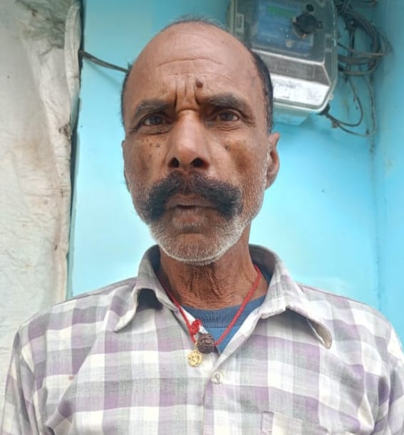 भलुही गांव के लापता नथुनी प्रसाद के दरवाजे पर बैठकर इंतजार करते परिजन व अन्य।संवाद