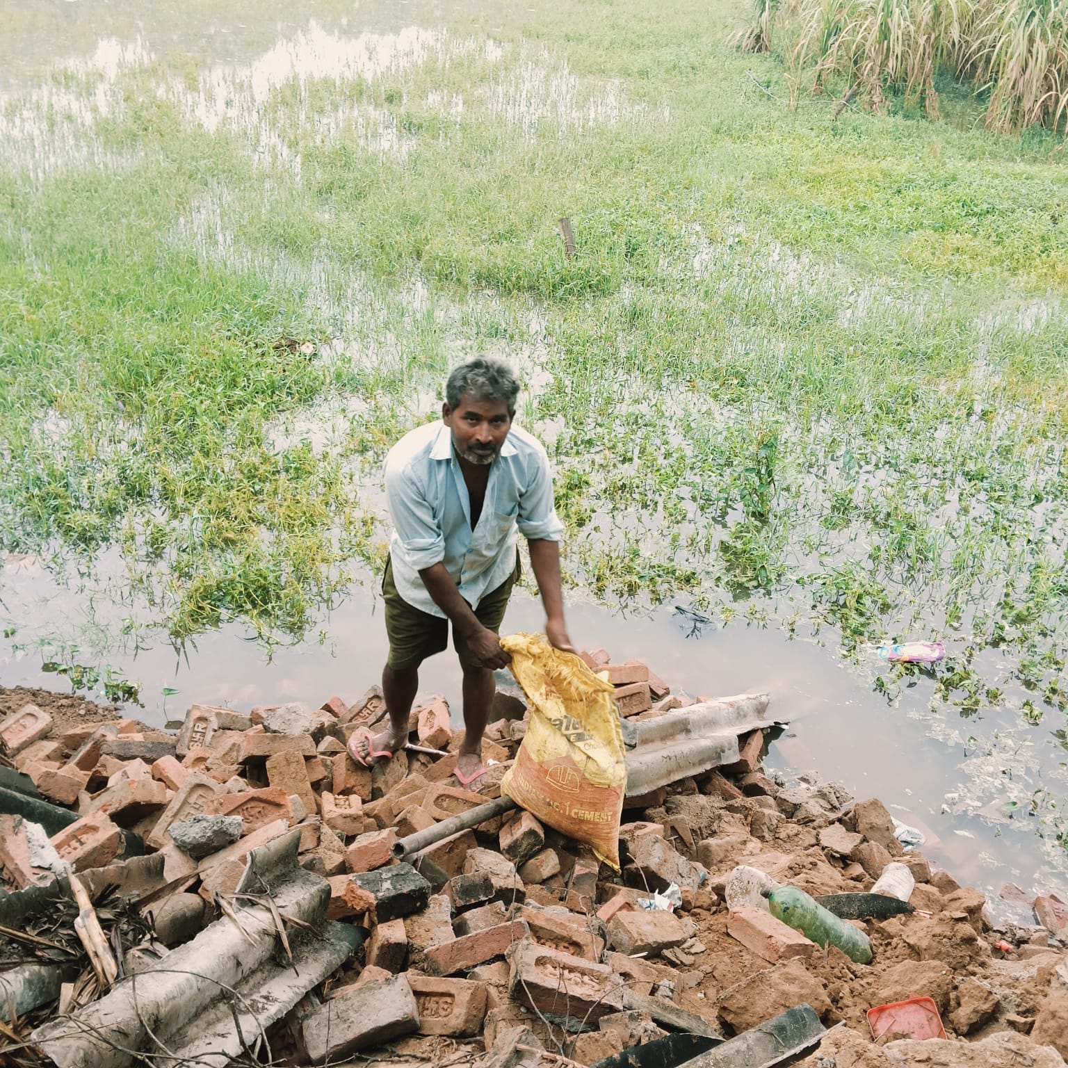 बारिश में गिरा बस्तोंरा नारंग का मकान स्रोत