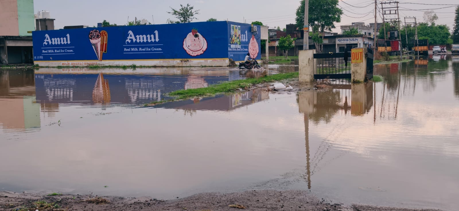 बराड़ा अनाज मंडी में जमा बरसात का पानी। संवाद बराड़ा अनाज मंडी में जमा बरसात का पानी। संवाद