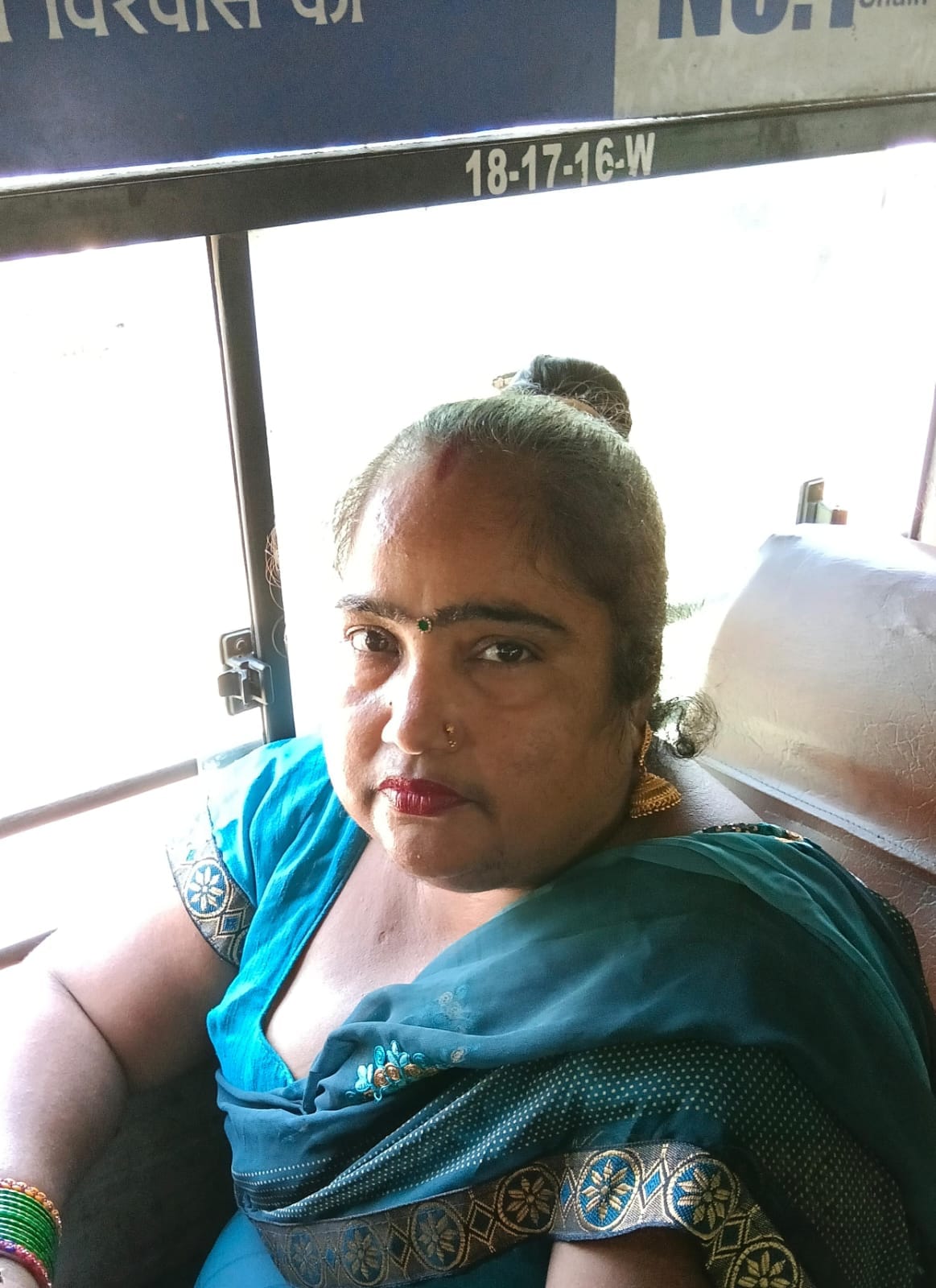 डिपो पर खड़ी बस में बंद पड़े पैनिक बटन। संवाद डिपो पर खड़ी बस में बंद पड़े पैनिक बटन। संवाद