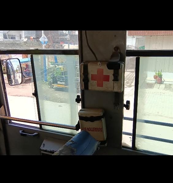 डिपो पर खड़ी बस में बंद पड़े पैनिक बटन। संवाद डिपो पर खड़ी बस में बंद पड़े पैनिक बटन। संवाद