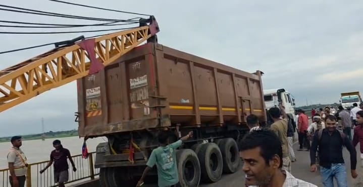 फोटो 05 एचएएमपी 20- शहर के बेतवा पुल पर लगा जाम। संवाद फोटो 05 एचएएमपी 20- शहर के बेतवा पुल पर लगा जाम। संवाद