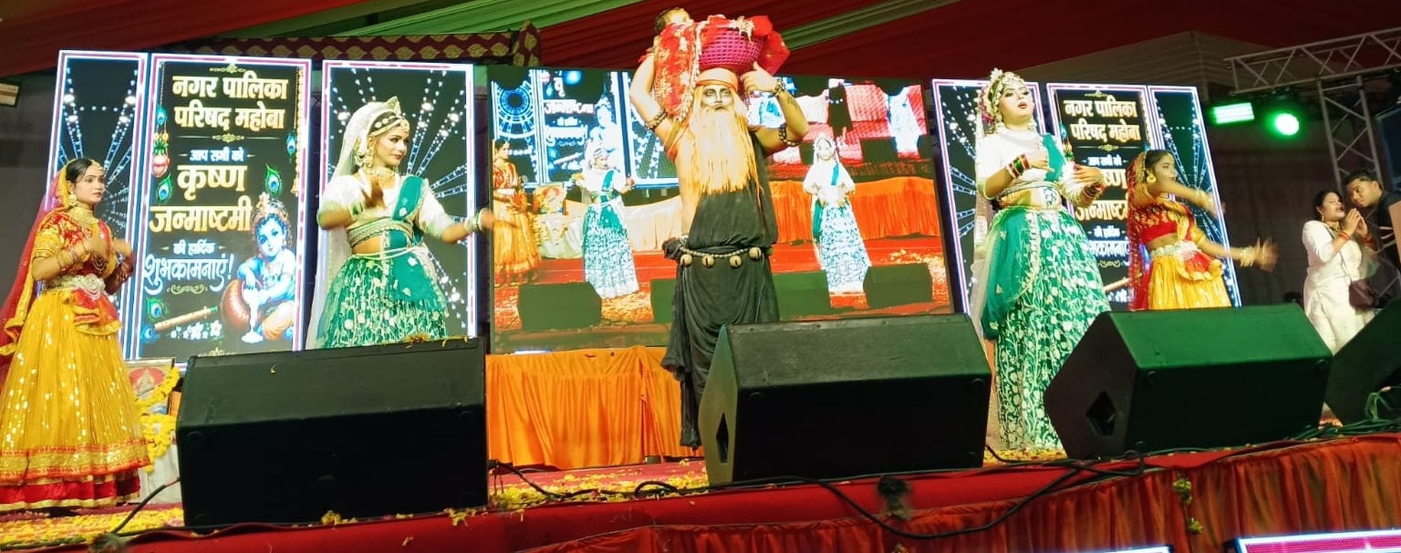 फोटो 05 एमएएचपी 02 परिचय-दिवारी नृत्य की शानदार सामूहिक प्रस्तुति देतीं साक्षी कुमारी व रमापत ग