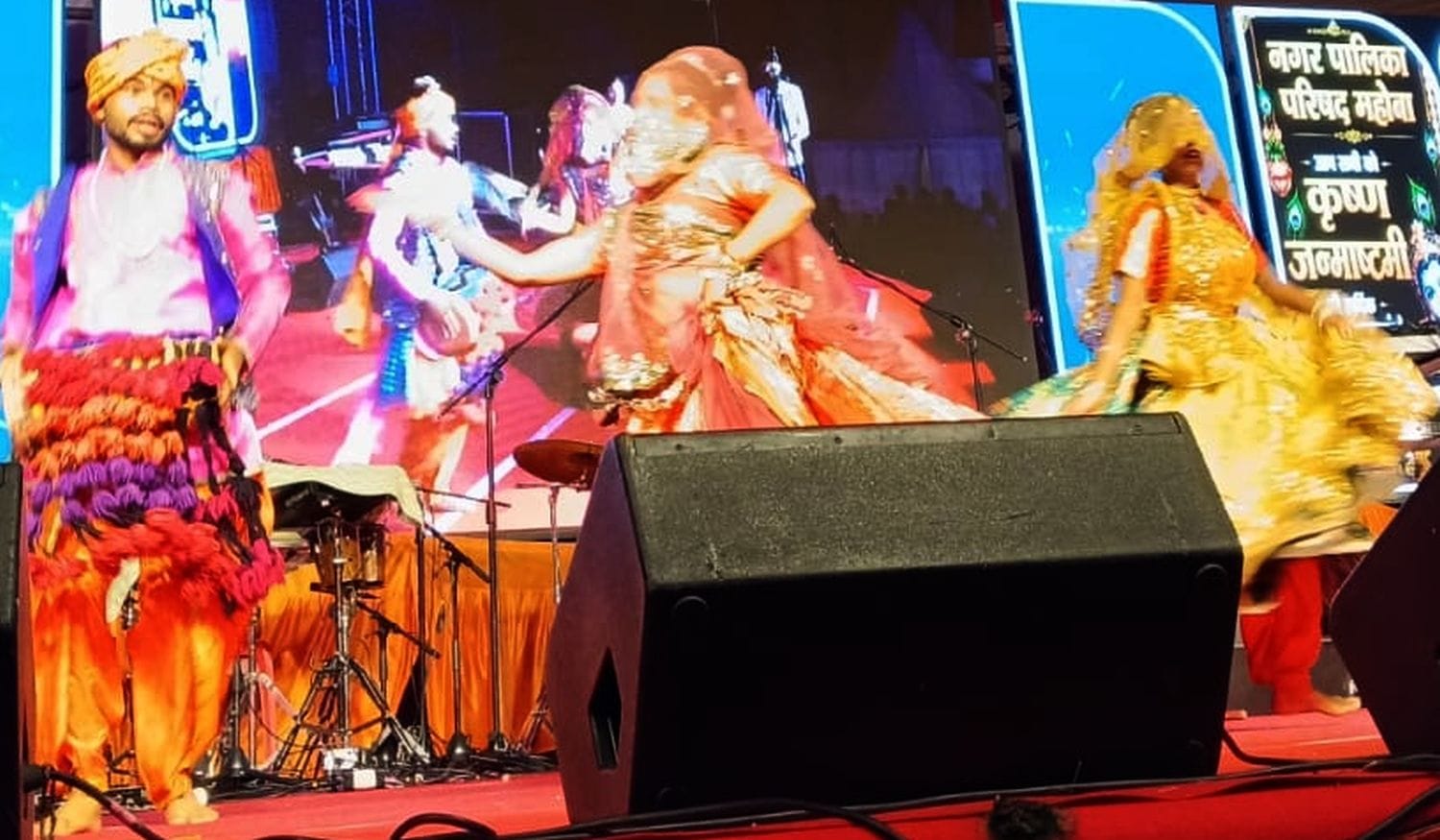 फोटो 05 एमएएचपी 02 परिचय-दिवारी नृत्य की शानदार सामूहिक प्रस्तुति देतीं साक्षी कुमारी व रमापत ग