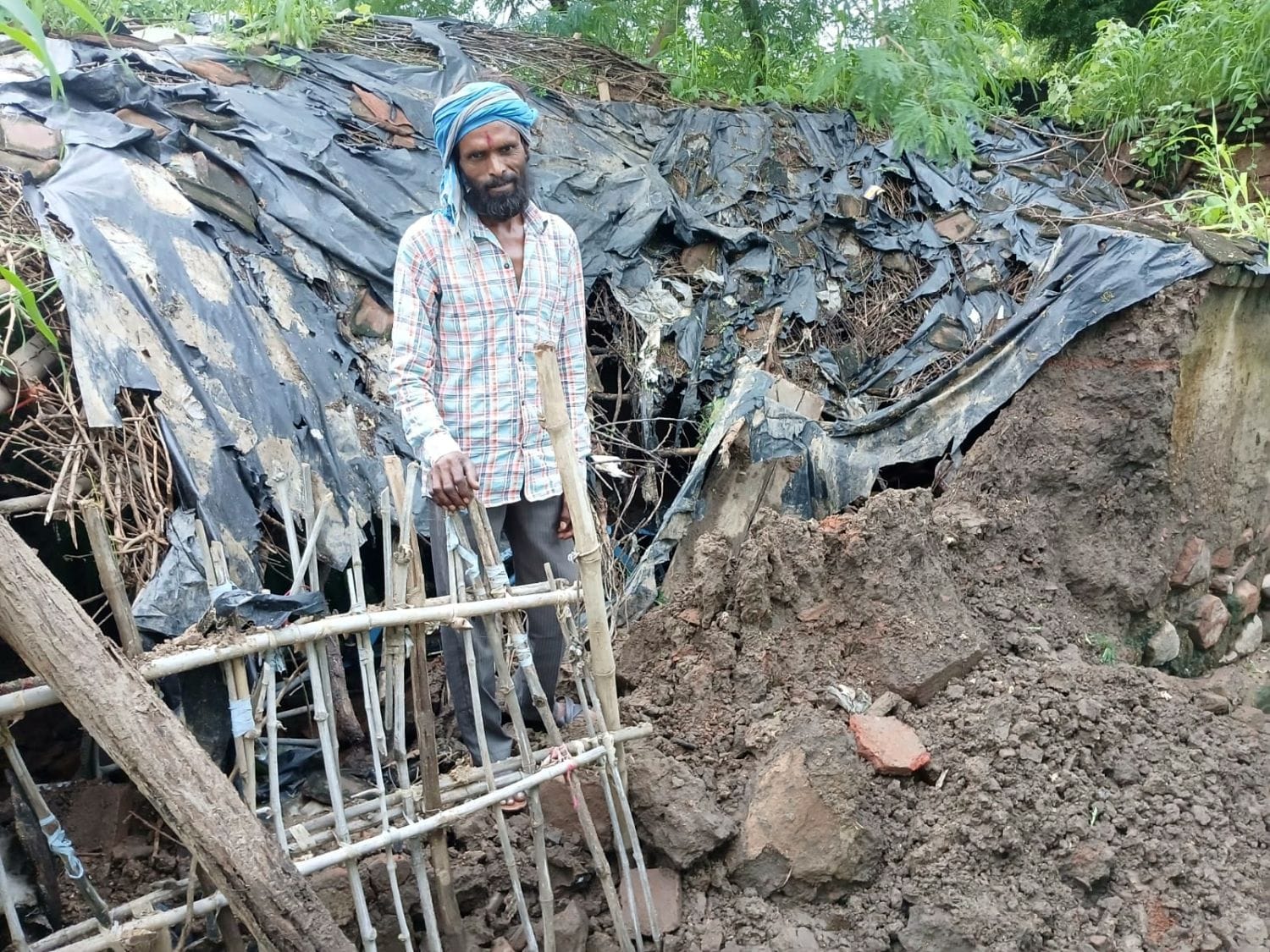 फोटो 05 एमएएचपी 17 परिचय-कस्बा अजनर में बारिश के चलते भरभराकर गिरा राजू कुशवाहा का कच्चा मकान। फोटो 05 एमएएचपी 17 परिचय-कस्बा अजनर में बारिश के चलते भरभराकर गिरा राजू कुशवाहा का कच्चा मकान।
