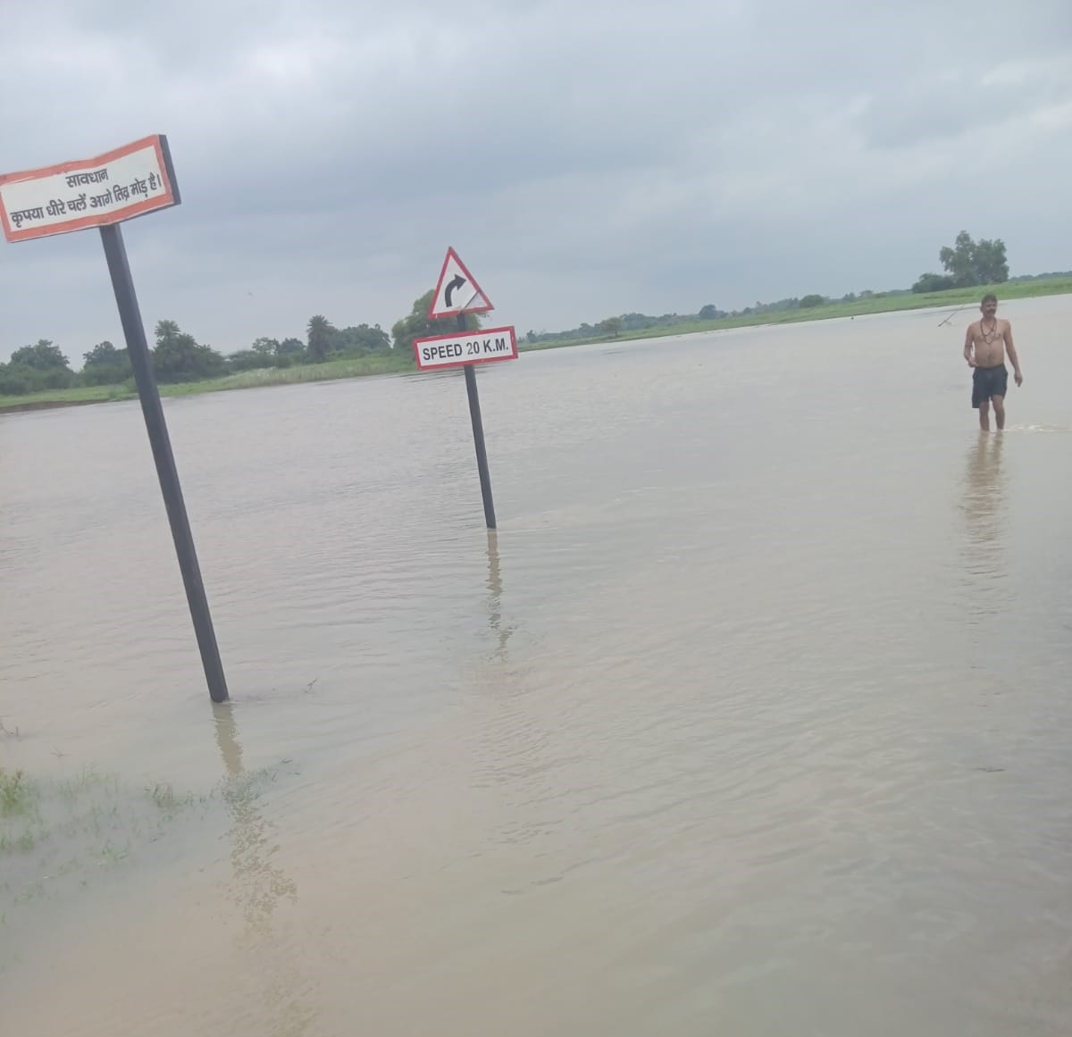 फोटो -14- गांव बदौसा में बारिश के पानी में डूबे घर निहारते परिजन। संवाद फोटो -14- गांव बदौसा में बारिश के पानी में डूबे घर निहारते परिजन। संवाद