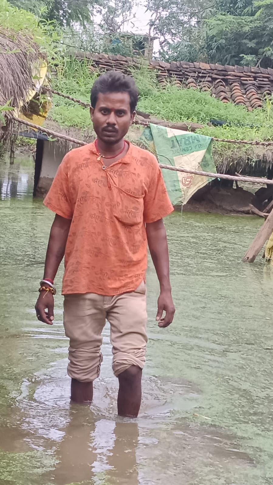 फोटो -14- गांव बदौसा में बारिश के पानी में डूबे घर निहारते परिजन। संवाद फोटो -14- गांव बदौसा में बारिश के पानी में डूबे घर निहारते परिजन। संवाद