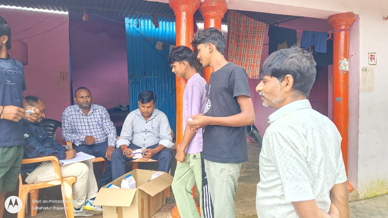 फोटो -14- गांव बदौसा में बारिश के पानी में डूबे घर निहारते परिजन। संवाद फोटो -14- गांव बदौसा में बारिश के पानी में डूबे घर निहारते परिजन। संवाद