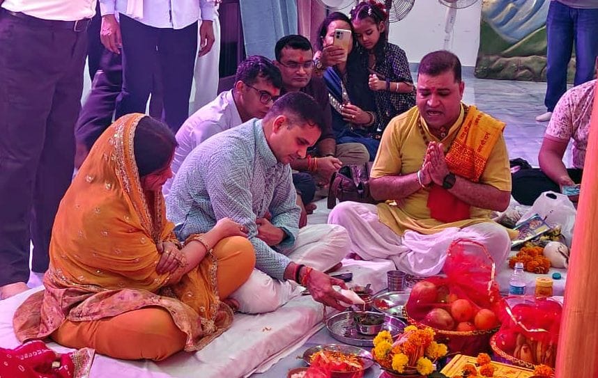 फोटो-19- पिहानी कोतवाली परिसर में कीर्तन प्रस्तुत करतीं कलाकार आरजू। संवाद फोटो-19- पिहानी कोतवाली परिसर में कीर्तन प्रस्तुत करतीं कलाकार आरजू। संवाद