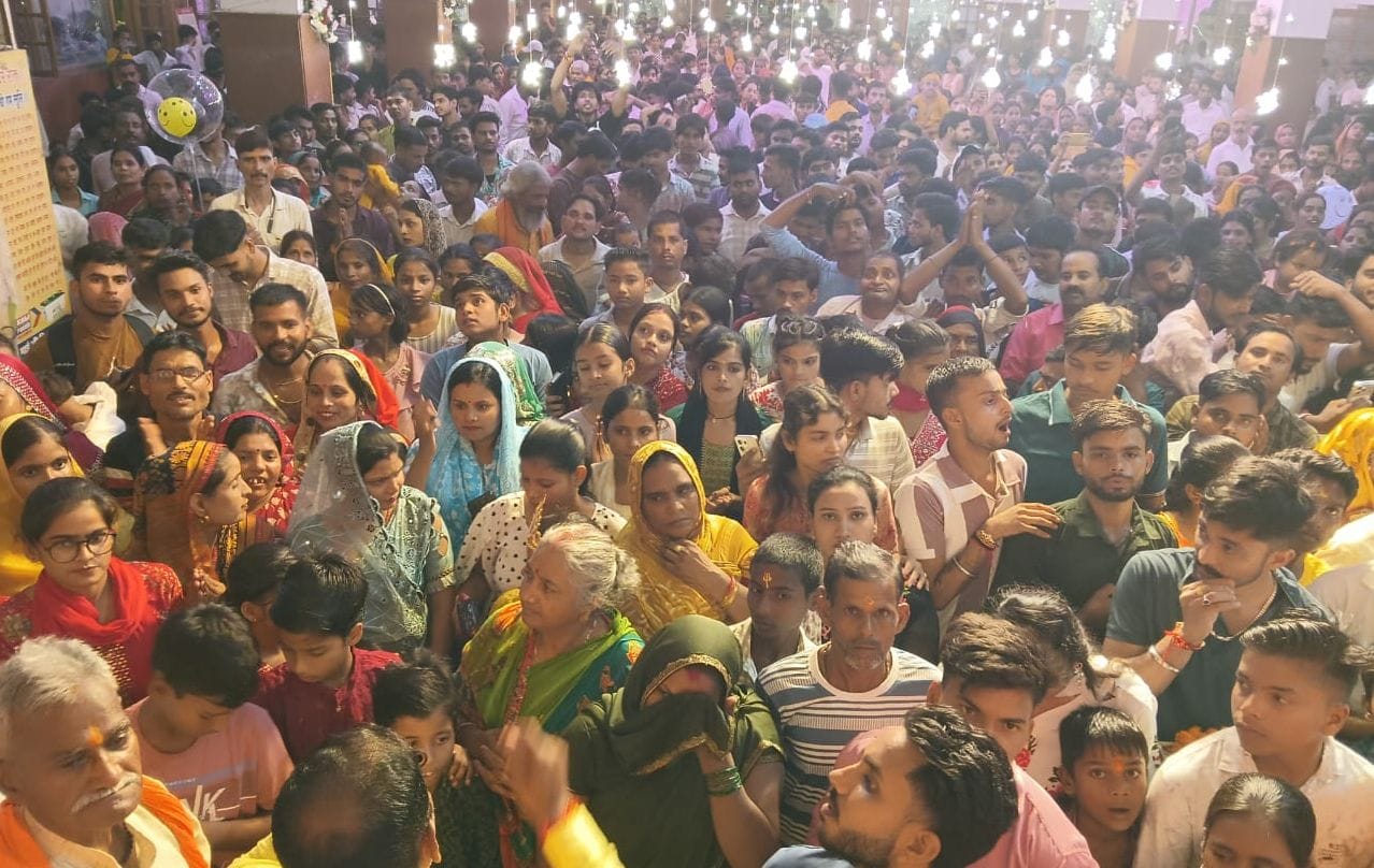 फोटो-19- पिहानी कोतवाली परिसर में कीर्तन प्रस्तुत करतीं कलाकार आरजू। संवाद फोटो-19- पिहानी कोतवाली परिसर में कीर्तन प्रस्तुत करतीं कलाकार आरजू। संवाद