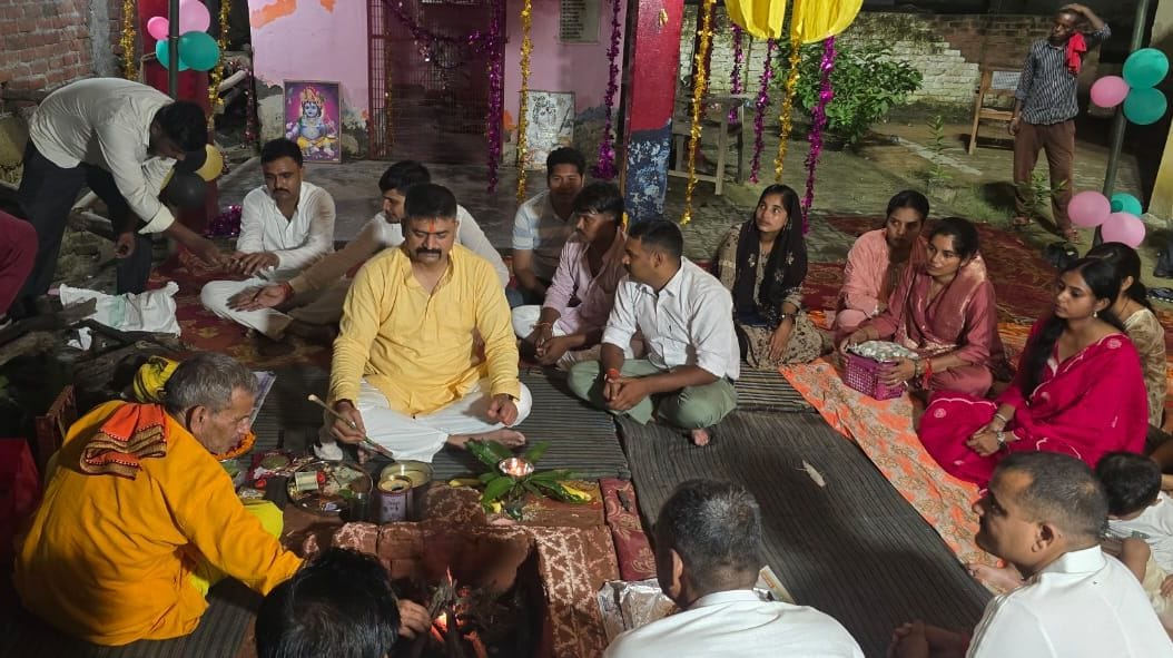 फोटो-19- पिहानी कोतवाली परिसर में कीर्तन प्रस्तुत करतीं कलाकार आरजू। संवाद फोटो-19- पिहानी कोतवाली परिसर में कीर्तन प्रस्तुत करतीं कलाकार आरजू। संवाद