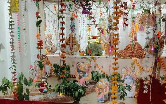 फोटो-19- पिहानी कोतवाली परिसर में कीर्तन प्रस्तुत करतीं कलाकार आरजू। संवाद फोटो-19- पिहानी कोतवाली परिसर में कीर्तन प्रस्तुत करतीं कलाकार आरजू। संवाद