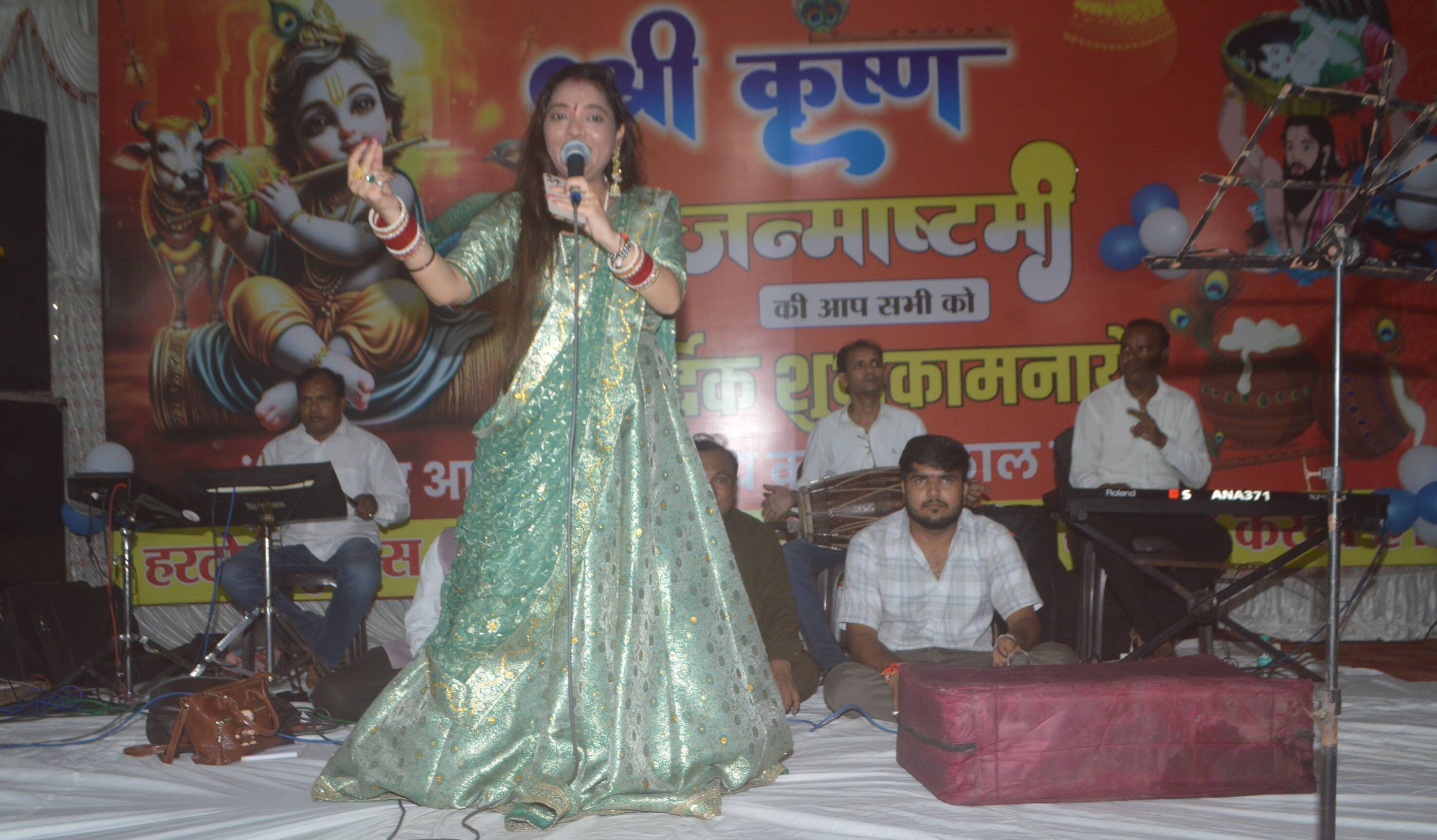 फोटो-19- पिहानी कोतवाली परिसर में कीर्तन प्रस्तुत करतीं कलाकार आरजू। संवाद फोटो-19- पिहानी कोतवाली परिसर में कीर्तन प्रस्तुत करतीं कलाकार आरजू। संवाद